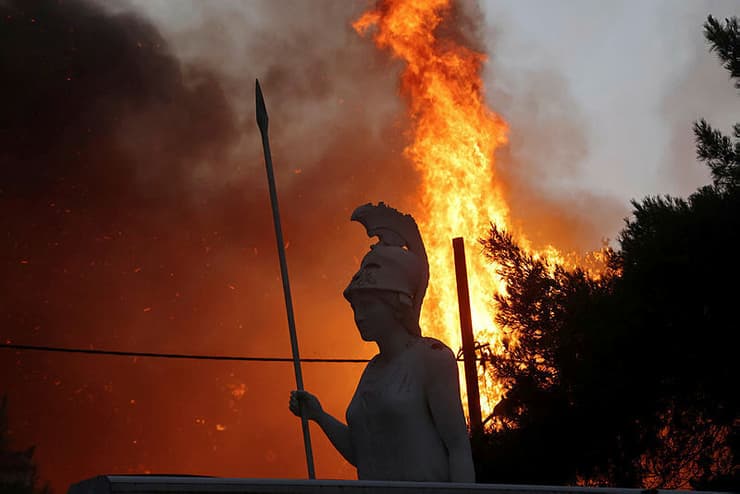 שריפה בפרברי אתונה יוון