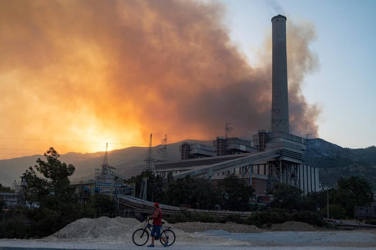 טורקיה שריפות אש מגיעה ל תחנת הכוח קמרקוי
