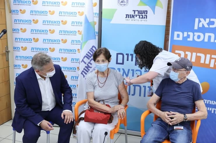 ניצן הורוביץ מלווה את הוריו לקבלת חיסון השלישי בקופת מאוחדת בתל אביב