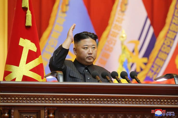 שליט צפון קוריאה קים ג'ונג און נראה עוד יותר רזה