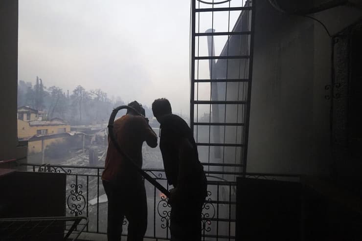 יוון שריפות אש כבאים ב כפר באי אביה