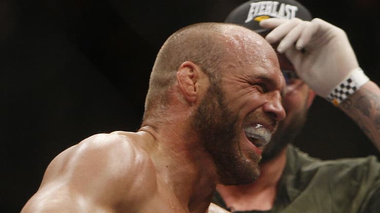 לוחם ה-UFC רנדי קוטור ואוזן הכרובית שלו