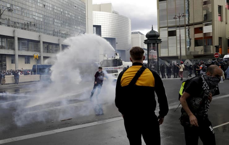 עימותים בין מפגינים לשוטרים בפריז בהפגנות נגד התו הירוק בסוף השבוע 