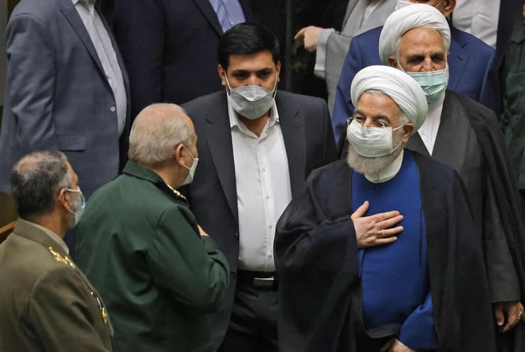 הנשיא היוצא של איראן חסן רוחאני בטקס השבעה של איברהים ראיסי ה פרלמנט ב טהרן