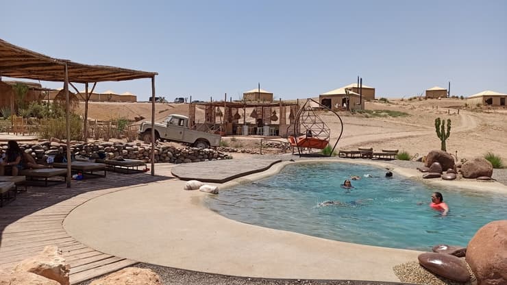 הבריכה המפנקת בקמפ INARA במדבר אגאפאי