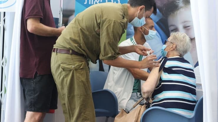 מתחסנים בחיסון שלישי