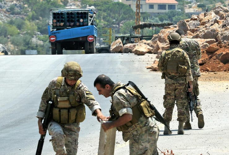 כוחות צבא לבנון עם משגר רקטות חיזבאללה בכפר שוויא באזור חצביא דרום לבנון