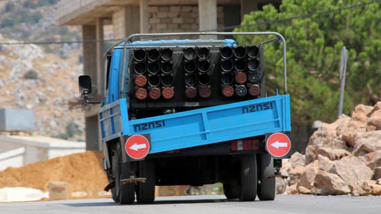 כוחות צבא לבנון עם משגר רקטות חיזבאללה בכפר שוויא באזור חצביא דרום לבנון