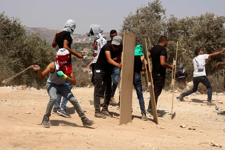 עימותים בין פלסטינים לכוחות הביטחון באזור מאחז אביתר בשומרון שבהם נהרג עימאד דויכאת בן 37