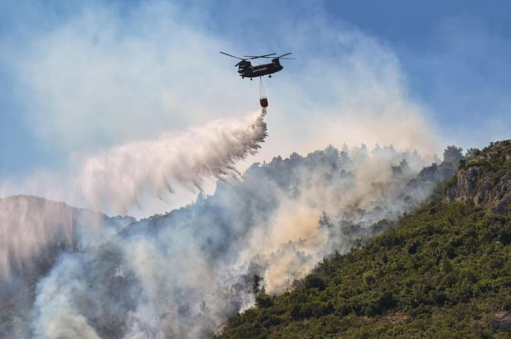 יוון שריפה שריפות יער בפרברי אתונה