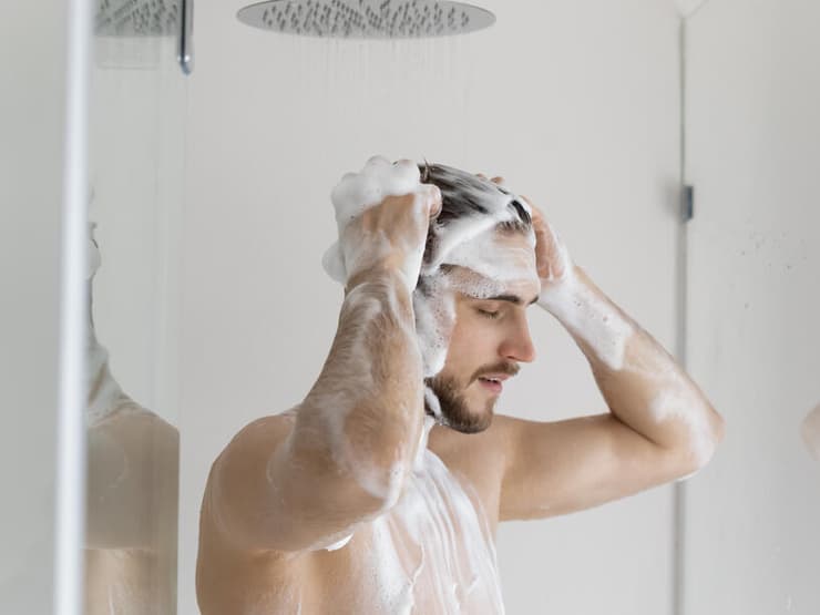 אנשים שסובלים מהזעת יתר אינם מתקלחים מספיק? מיתוס לא מבוסס (צילום: shutterstock) גבר מתקלח