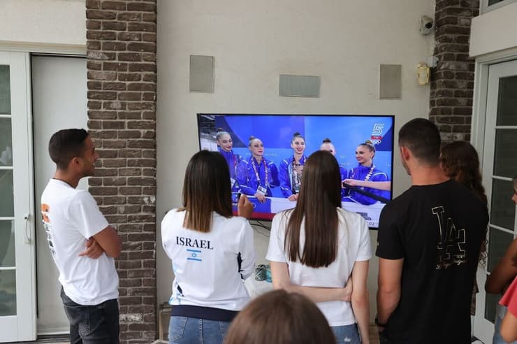 צופות בדרמה (צילום: מוטי קמחי) המשפחות של בנות הנבחרת