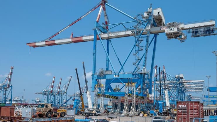 העגורן שהוגבה בנמל חיפה