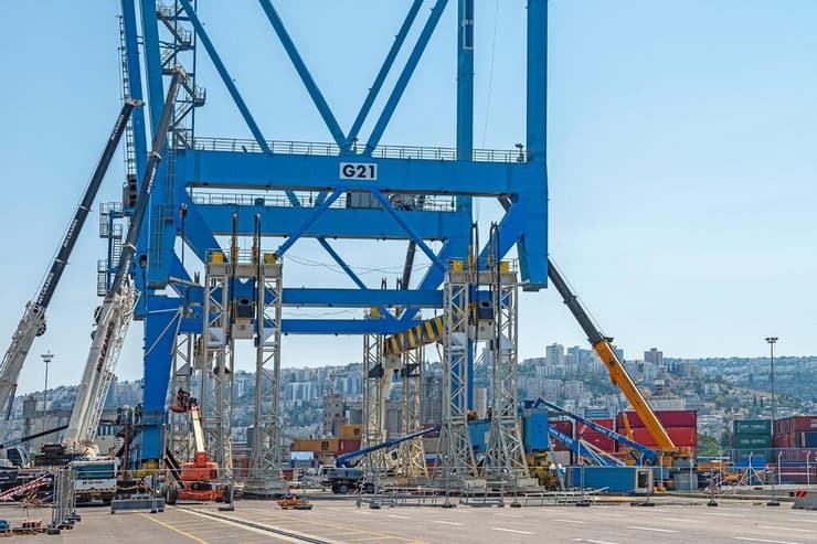 העגורן שהוגבה בנמל חיפה