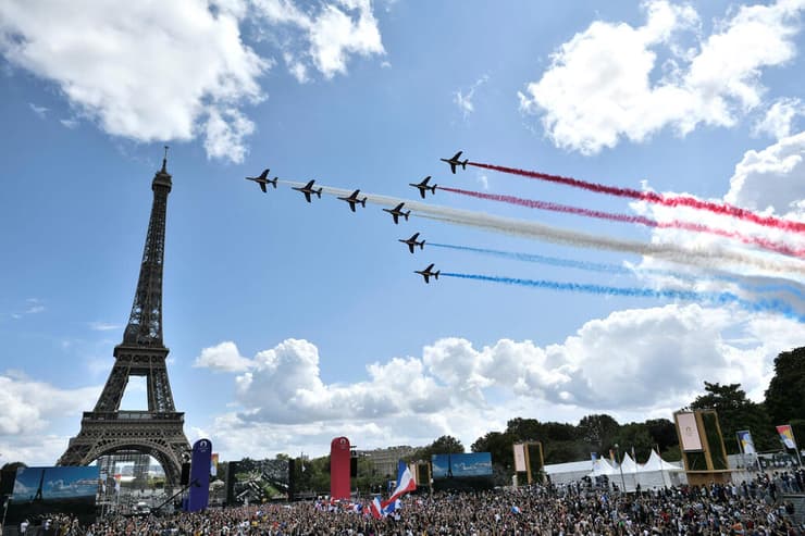 מטוסים צובעים את שמי פריז בצבעי הדגל הצרפתי
