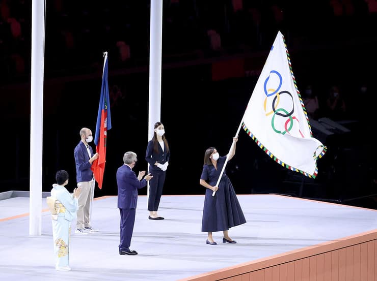 ראש עיריית פריז מקבלת את הדגל האולימפי