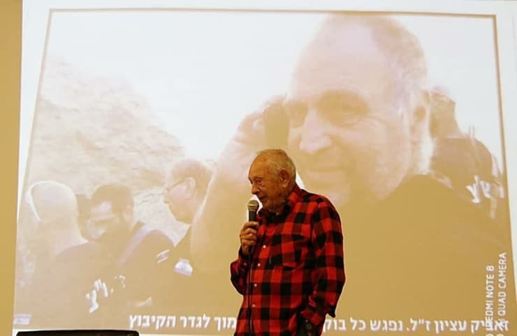 טרגדיה בקיבוץ נירים: נמצא היום ללא רוח חיים בבית העלמין בנירים משה עציון במוך לקבר בנו