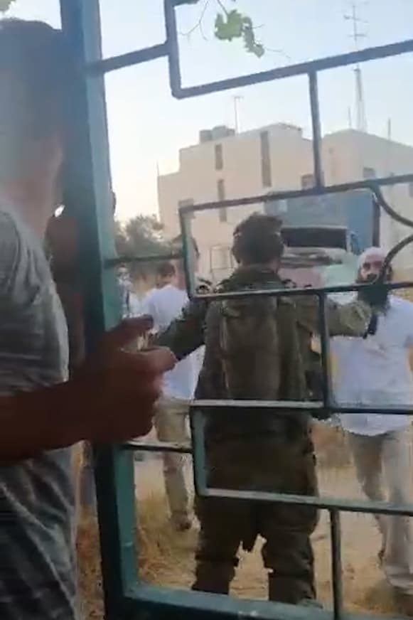 תיעוד מתנחל מכה פלסטיני וידה לעברו אבן. המתנחלים : הפלסטינים זרקו אבנים קודם