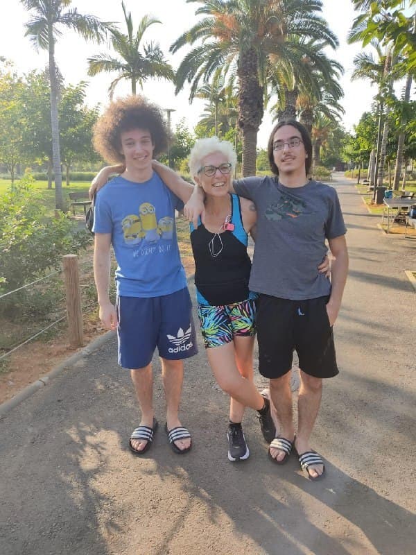 דלית נימצקי עם ילדיה המתבגרים