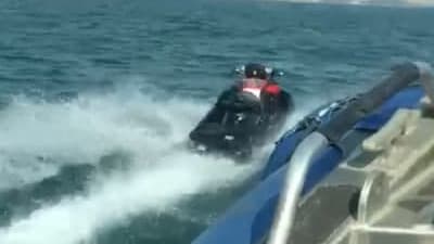 דרמה בכינרת: אופנוע ים דוהר במהירות שיא לעבר מאות נופשים ונעצר בפעולה נועזת של שוטרים
