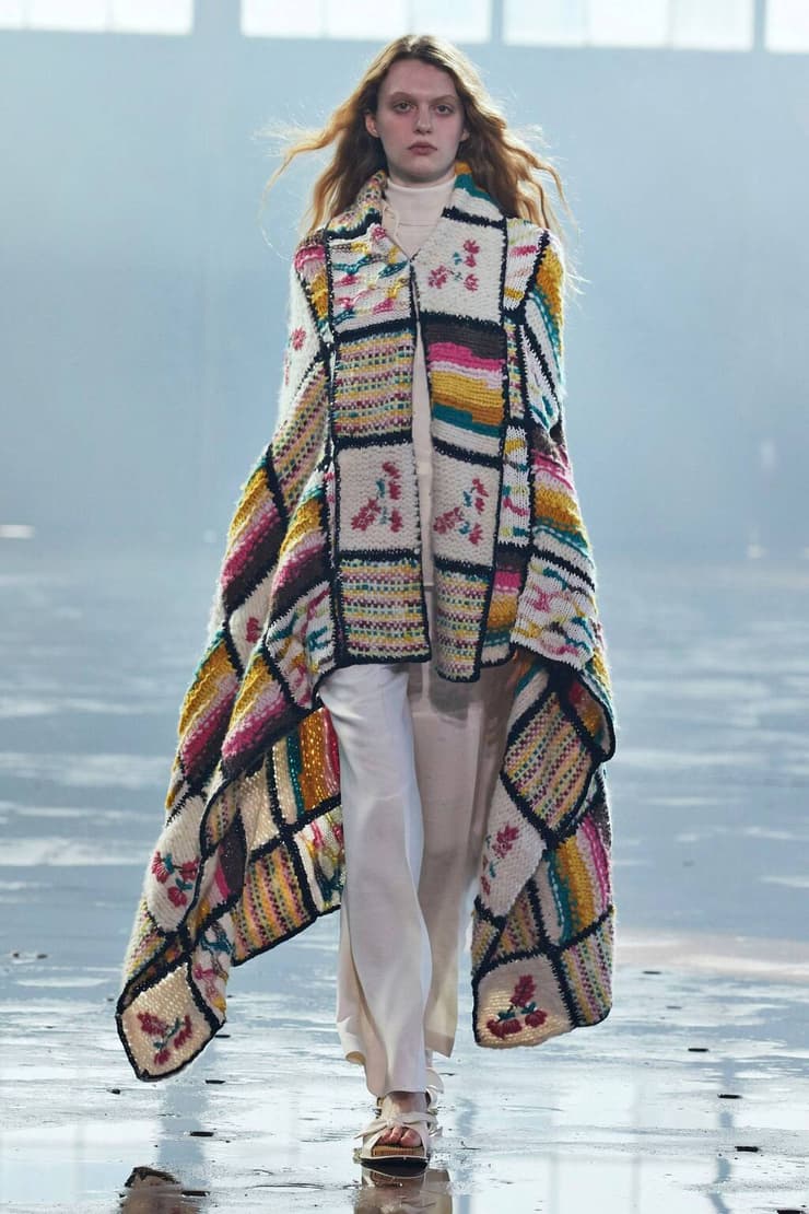 אריאל ניקולסון בתצוגת אופנה של גבריאלה הרסט