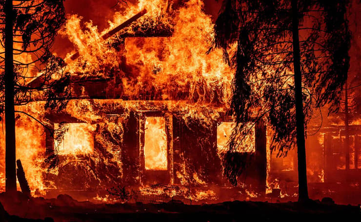 מאות בתים עלו באש. שריפת "דיקסי" בצפון קליפורניה 