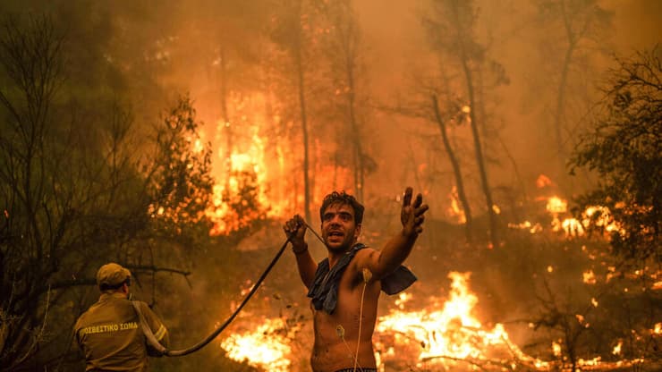 נלחמים בשריפות הענק ביוון