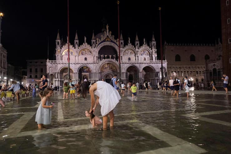 הצפה בקיץ ב כיכר סן מרקו ב ונציה איטליה