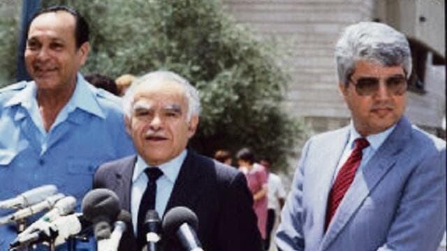 יצחק שמיר עם השרים דוד לוי ויצחק מודעי, 1984