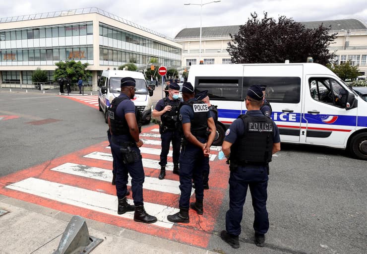 כוחות אבטחה בשדה התעופה בפריז