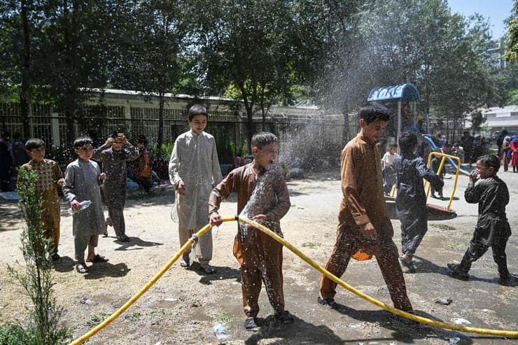 אפגניסטן פליטים ש ברחו מ הטליבאן ב קונדוז חונים ב פארק ב קאבול