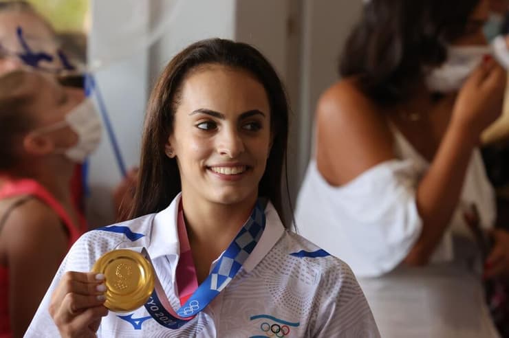 לינוי אשרם עם מדליית הזהב (צילום: מוטי קמחי) לינוי אשרם עם מדליית הזהב