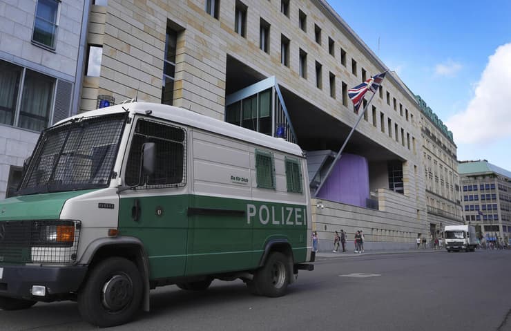 גרמניה ברלין ניידת משטרה ליד שגרירות בריטניה פרשת ריגול מרגל נעצר