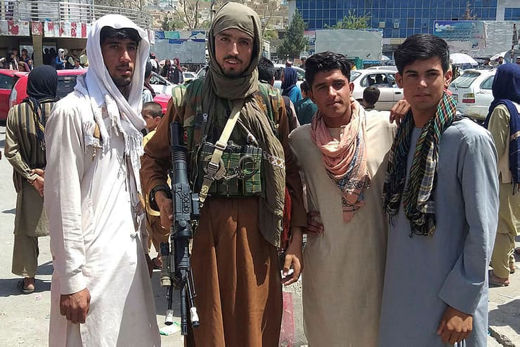 אנשי טליבאן אחרי כיבוש העיר פול-אי-חומרי מחוז בגלאן צפון אפגניסטן