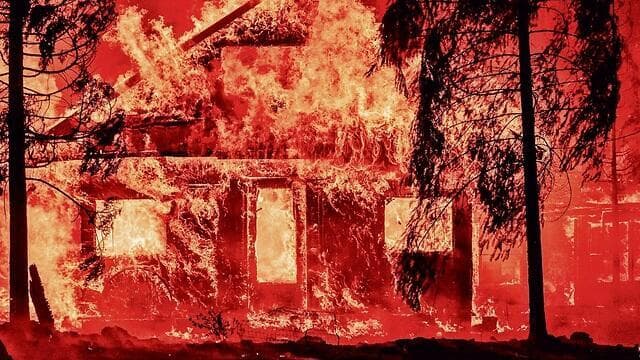 בית עולה בלהבות בקליפורניה
