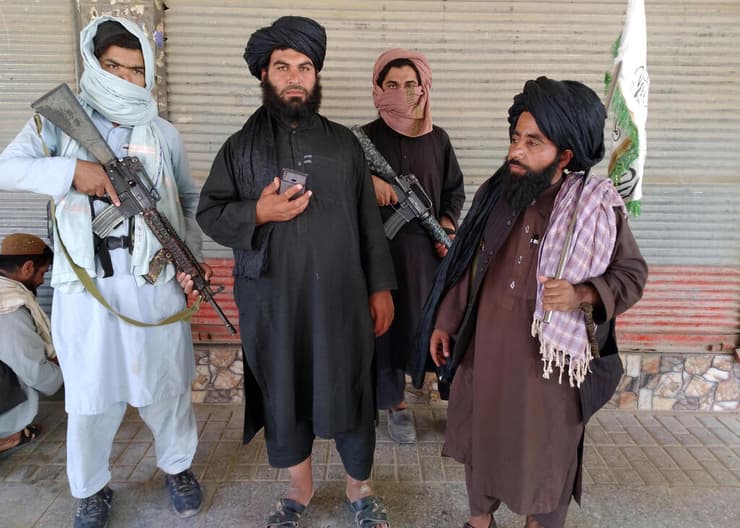 אפגניסטן אנשי טליבאן בתוך העיר פראה