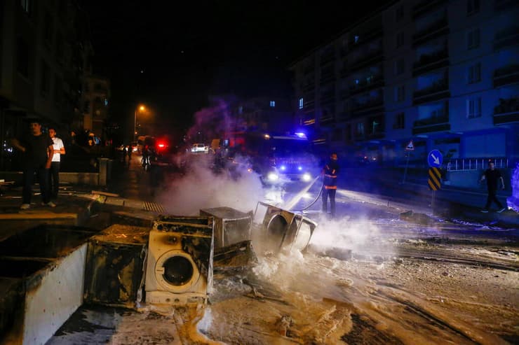 טורקיה אנקרה מהומות חנויות ובתים של סורים הותקפו 