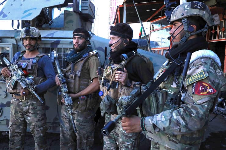 חיילים של צבא אפגניסטן ב עיר הראת שנכבשה על ידי ה טליבאן