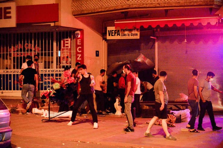 טורקיה אנקרה מהומות חנויות ובתים של סורים הותקפו 