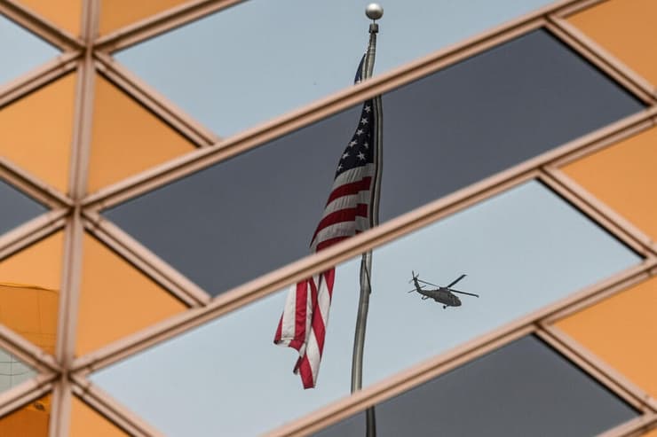 השתקפות של דגל ארה"ב על בניין השגרירות האמריקנית ב קאבול אפגניסטן 2021 