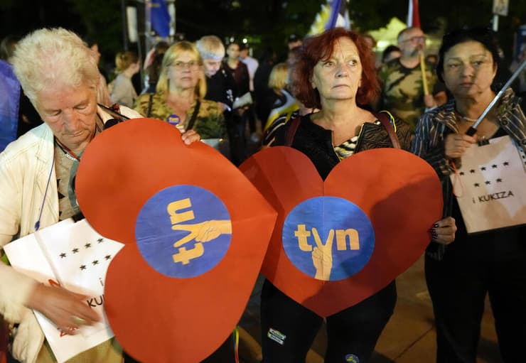 פולין ורשה מפגינים נגד חוק הטלוויזיה ליד הפרלמנט הפולני