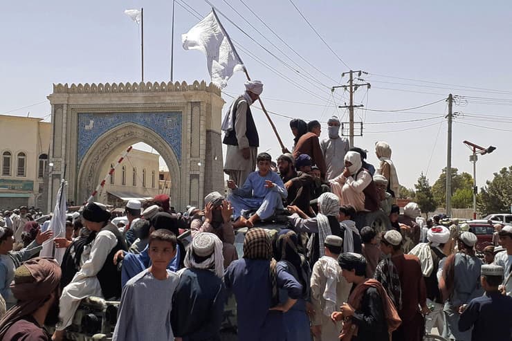 כובשים ומניפים דגלים. מחבלי הטליבאן בקנדהאר, העיר השנייה בגודלה באפגניסטן   