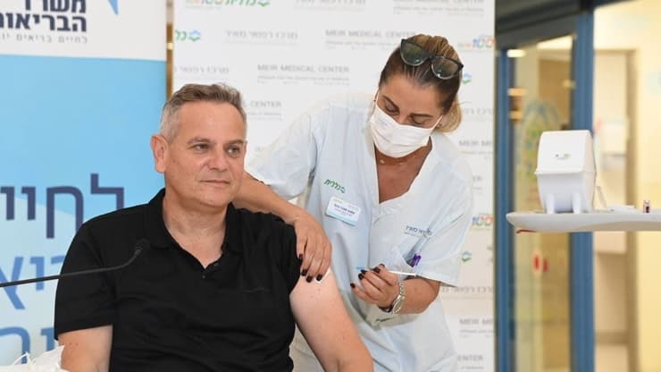 ניצן הורוביץ מקבל את החיסון השלישי