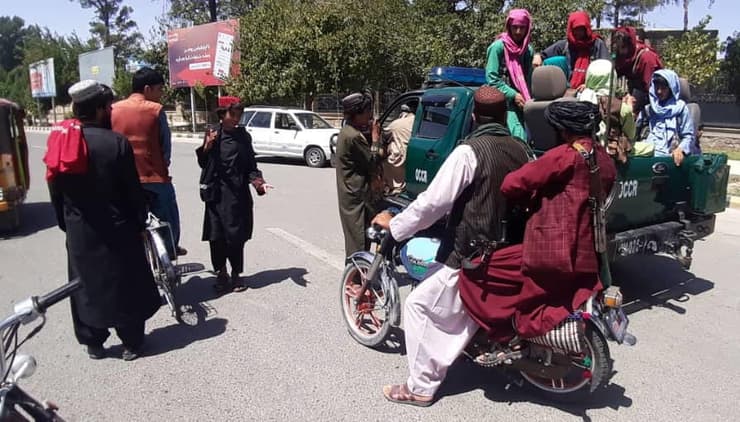 לוחמי טליבאן הטליבאן בעיר הראת אפגניסטן 