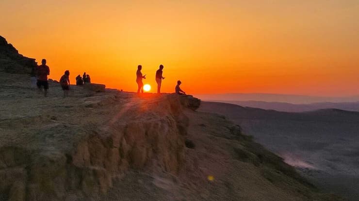 מטיילים בהר אבנון בזריחה, אחרי מטר המטאורים