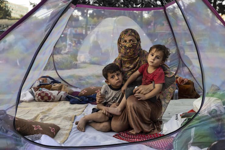 פליטים בפארק ב קאבול אפגניסטן עקב כיבושי ה טליבאן הטליבאן