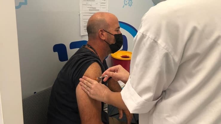 נדב אבס צלם ynet מתחסן בחיסון השלישי