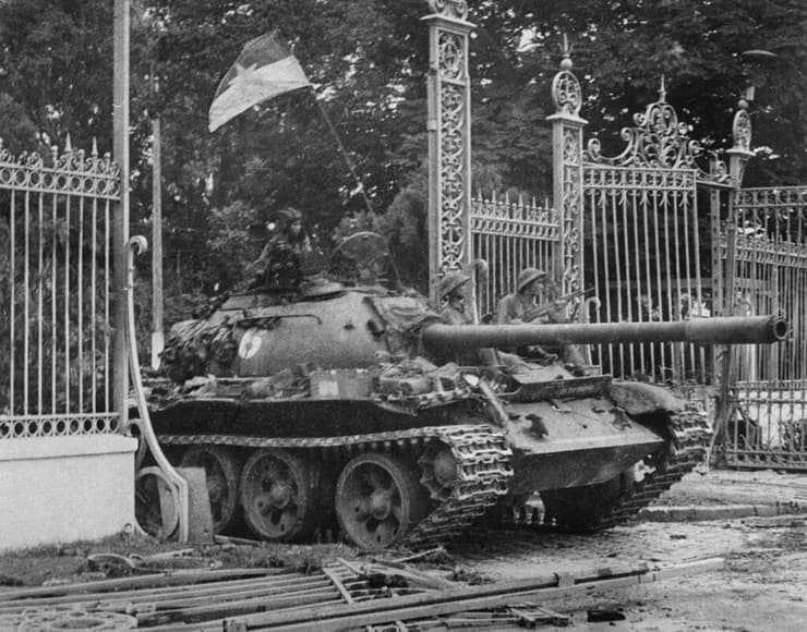 כוחות צבא צפון וייטנאם פולשים לארמון הנשיאות בעיר סייגון בירת הדרום ב-1975 בסיום מלחמת וייטנאם ואחרי הנסיגה של ארה"ב