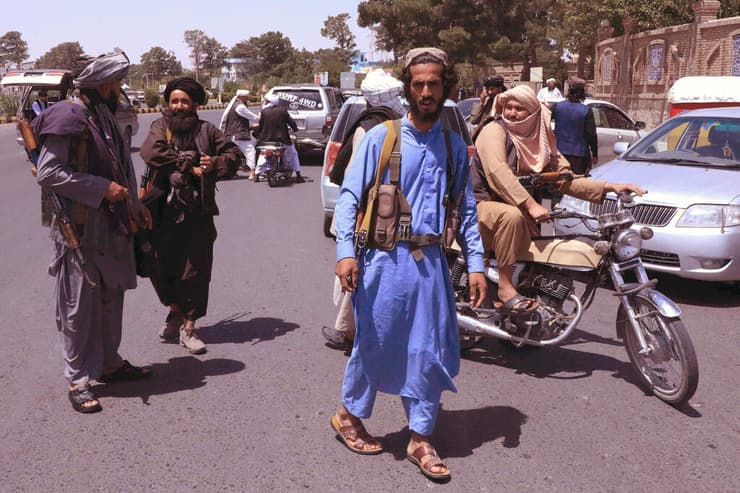 אנשי טליבאן בעיר הכבושה הראת אפגניסטן
