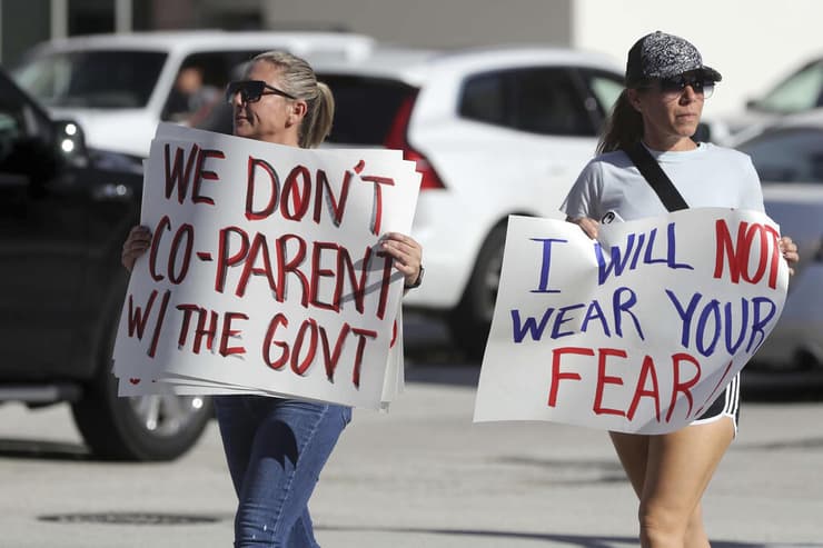 מפגינות נגד חובת עטיית מסכות בפלורידה